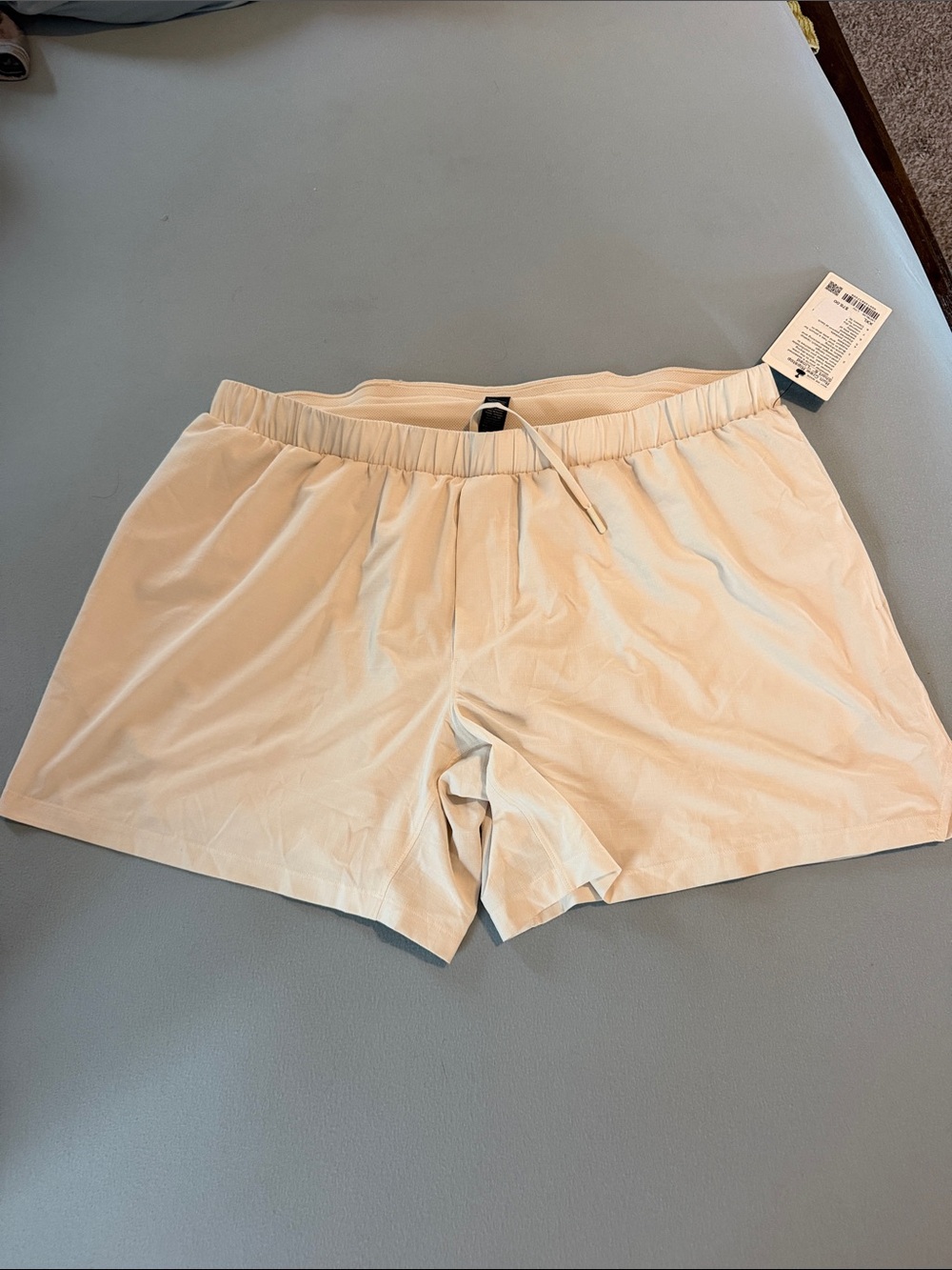 Men’s Lululemon Run Crew Ripstop 6” Cream Athletic Shorts with Elastic Waist